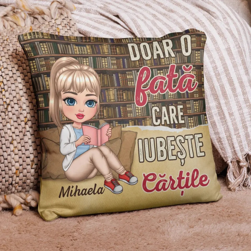 Pernă personalizată pentru iubitorii de cărți - doar o fată