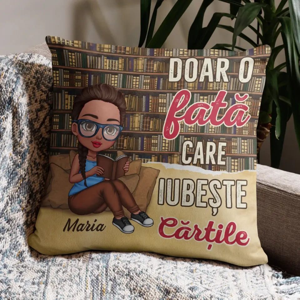 Pernă personalizată pentru iubitorii de cărți - doar o fată